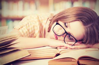 为什么孩子注意力不集中，拿起书就想睡觉